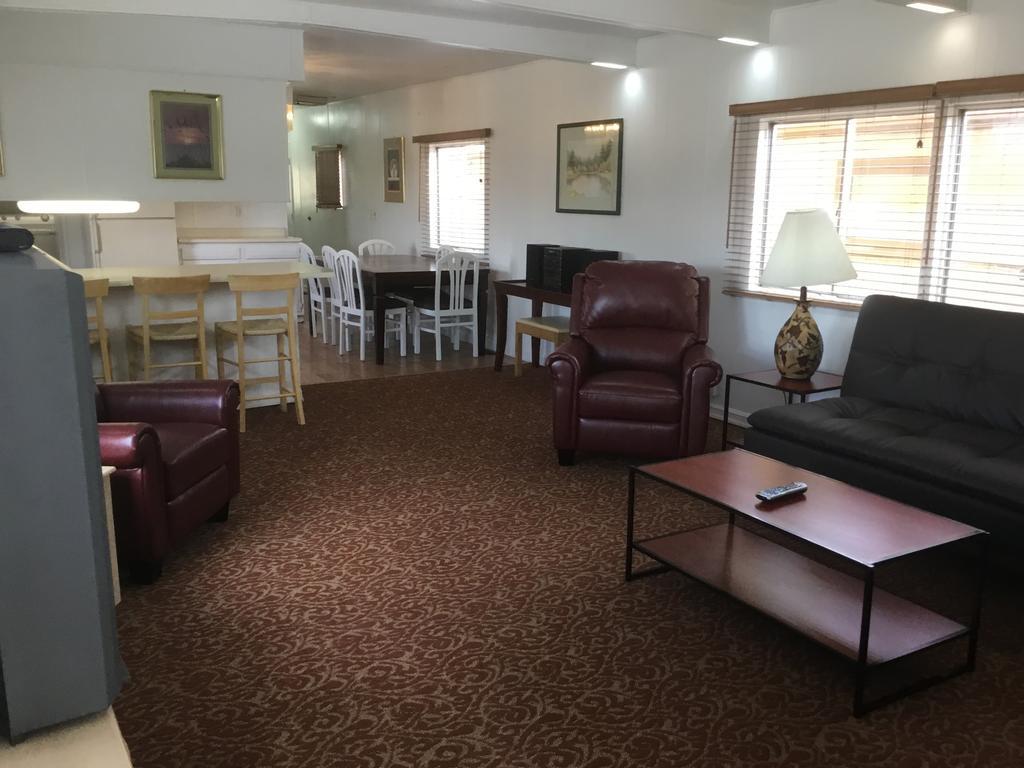 Ski'S Western Motel เกรทฟอลส์ ภายนอก รูปภาพ