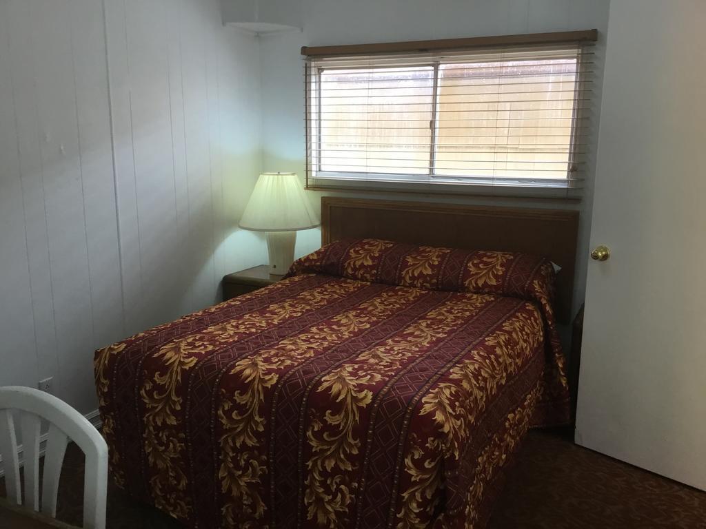 Ski'S Western Motel เกรทฟอลส์ ภายนอก รูปภาพ